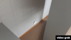 Дыра в стене в комнате 124, через которую передавались допинг-пробы, показанная в фильме с участием Григория Родченкова
