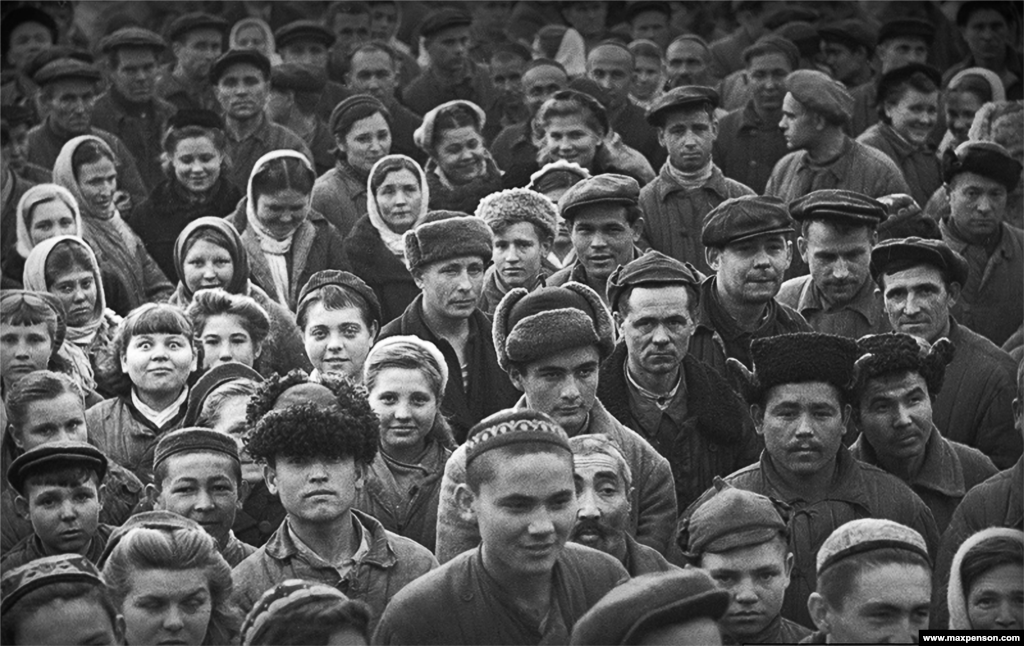 Протест рабочих во внутреннем дворе текстильной фабрики в Ташкенте. Фотограф Макс Пенсон &quot;документировал&quot; жизнь в Советском Узбекистане в период с 1925 по 1949 год