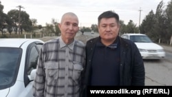 Журналист Солиджон Абдурахманов (слева) с представителем "Эзгулика" Абдурахманом Ташановым в день освобождения из колонии, 4 октября 2017 года.