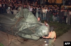 Статуя основателя КГБ Феликса Дзержинского на Любанской площади Москвы повалена, 22 августа 1991