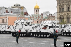 Представление зенитно-ракетного комплекса "Тор-М2ДТ" (арктическая модель комплекса "Тор-М2") во время военного парада в Москве, 9 мая 2017 года.