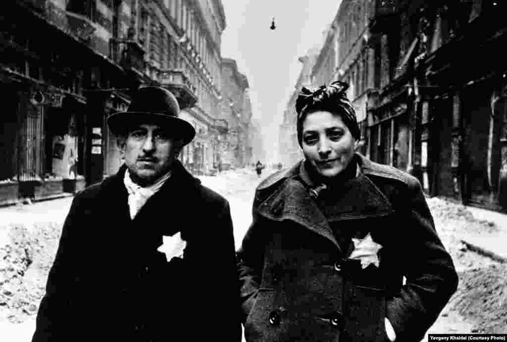 Фотография пары в еврейском гетто Будапешта вскоре после того, как Красная армия освободила венгерскую столицу от нацистов. Халдей вспоминал в интервью, что поздоровался с ними на идише, а потом сорвал с их одежды желтые звезды Давида