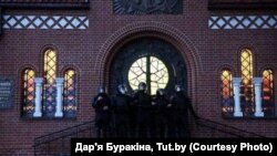 ОМОН блокирует вход в Красный костел в Минске, 26 августа. Фото: Дарья Бурякина, TUT.BY
