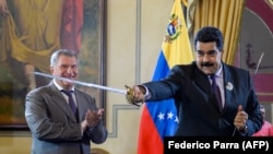 Президент Венесуэлы Николас Мадуро держит меч – подарок главы "Роснефти" Игоря Сечина