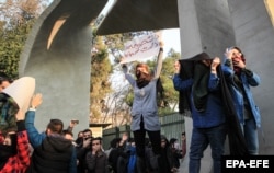 Студенты в Тегеране во время массовых протестов зимой 2018 года