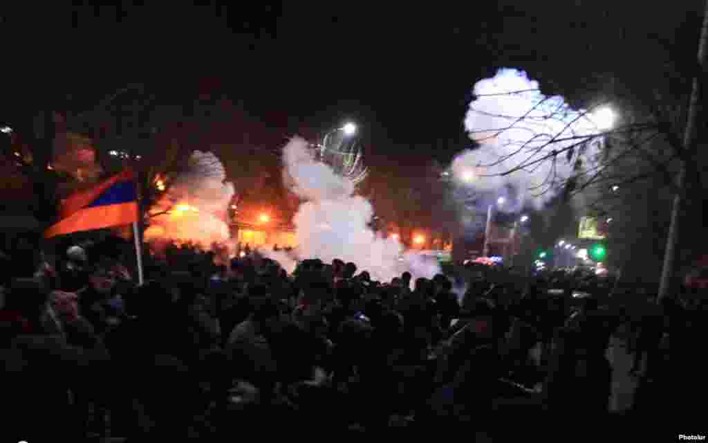 Армения - Столкновения демонстрантов с ОМОНом у российского генконсульства в Гюмри, 15 января 2015 г.