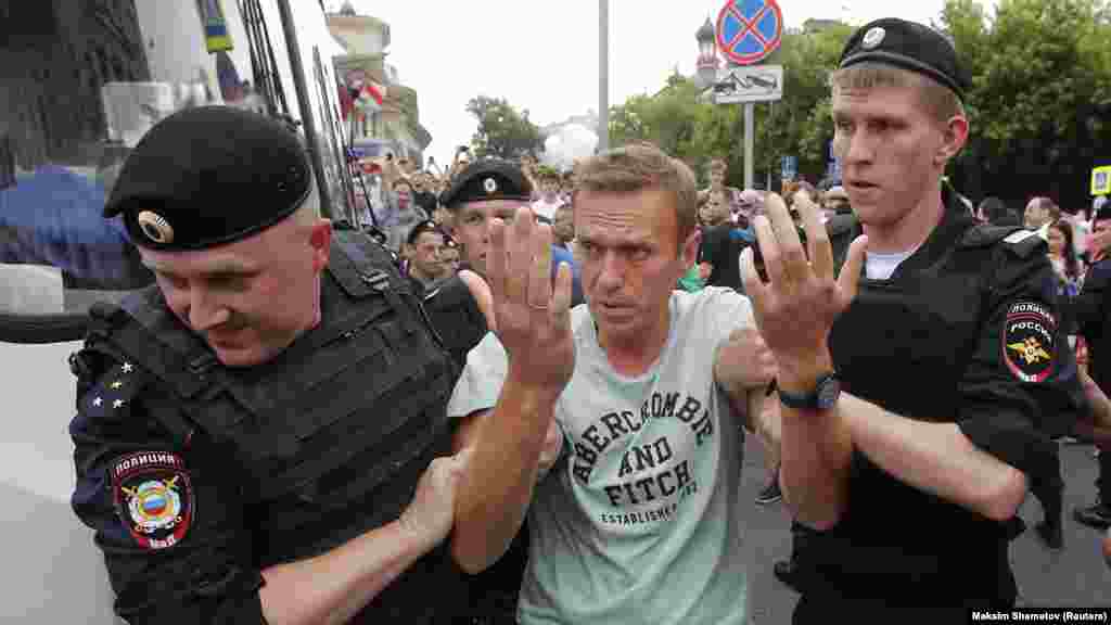 Среди задержанных &ndash; политик Алексей Навальный. Его обвиняют в повторном нарушении порядка проведения акции