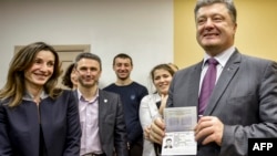 Петр Порошенко с новым биометрическим паспортом гражданина Украины, январь 2015 года 
