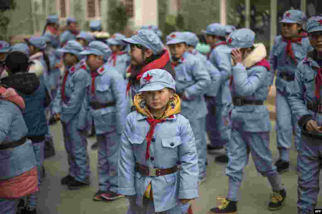 Ученики Бейчуаньской школы Красной армии Китая носят в школу пионерские галстуки и &quot;звездные&quot; фуражки