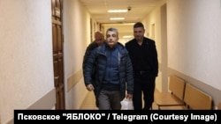 Лев Шлосберг в здании суда