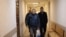 Лев Шлосберг в здании суда