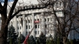 "Коридор позора" у здания парламента Кыргызстана