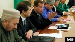 Ахмад Абдуллаев с Владиславом Сурковым и Дмитрием Медведевым
