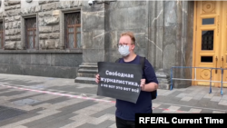 Российский журналист Александр Горохов в одиночном пикете в поддержку журналистов "Дождя" и "Важных историй"