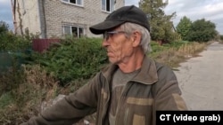 "Света нет, воды нет, газа нет", – перечисляет Анатолий, еще один оставшийся в Покровском местный житель.