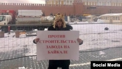 Сергей Зверев в мае 2019 года на Красной площади устроил одиночный пикет против строительства завода на Байкале 