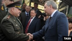 Вице-премьер РФ Дмитрий Рогозин и глава российских миротворческих сил в Приднестровье Анатолий Зверев, апрель 2012 года