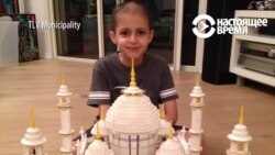 В Тель-Авиве построили огромную башню из LEGO в память о мальчике, который умер от рака