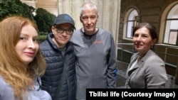 Михаил Тимофеев (в центре) с адвокатами, 1 октября 2026 года