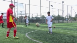 Юный футболист из Кыргызстана выиграл конкурс Чемпионата ради фото с Роналду и Месси