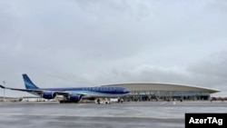 Самолет Azerbaijan Airlines в аэропорту Физули (Азербайджан) 