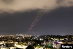 В ночь на 14 апреля Иран выпустил по Израилю в общей сложности более 300 снарядов, в том числе 170 беспилотников, 30 крылатых ракет и 120 баллистических ракет. Как заявил представитель Армии обороны Израиля Даниэль Хагари, 99% из них были перехвачены средствами ПВО. Фото Reuters