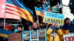 "Свобода — это ежедневный труд". В мире прошли акции в поддержку Украины в четвертую годовщину вторжения