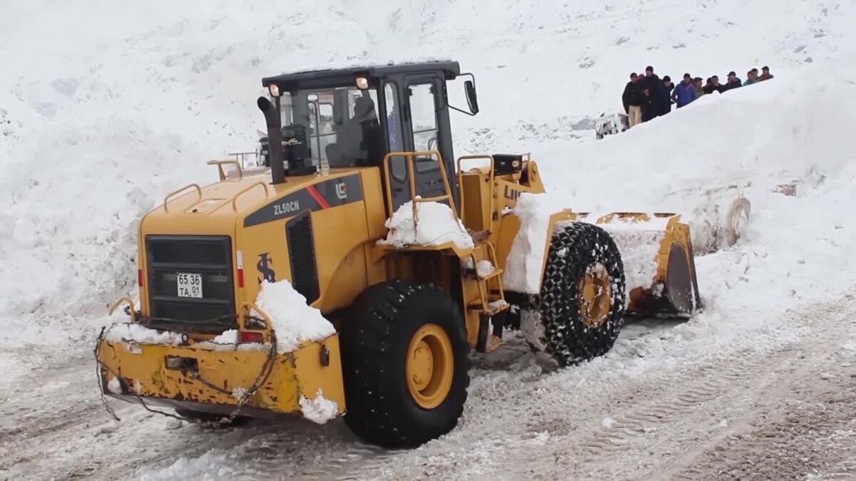 Главная дорога Таджикистана завалена снегом, страну разрезало пополам