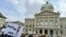 Митинг в поддержку Украины в Берне в четвертую годовщину российского полномасштабного вторжения