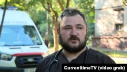 "Уже очень часто у нас FPV-дроны попадают по мирным автомобилям, по гражданским людям, по общественному транспорту", – говорит врач-анестезиолог Даниил Кара