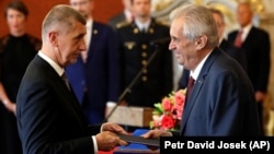 Президент Чехии Милош Земан (справа) назначает миллиардера Андрея Бабиша премьер-министром в июне 2018 года