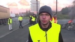 "Желтые жилеты" протестуют на улицах Франции против роста акцизов на топливо