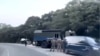 Скриншот видео на дороге около воинской части в Щитовой, где видны машины силовиков