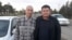 Журналист Солиджон Абдурахманов (слева) с представителем "Эзгулика" Абдурахманом Ташановым в день освобождения из колонии, 4 октября 2017 года.