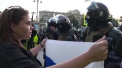 ОМОН выгоняет с площади девушку с флагом России
