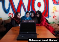Женщины и девочки в Кабуле в первом интернет-кафе, март 2012 года. Фото: Reuters