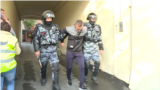 ОМОН и Росгвардия задерживают людей в центре Москвы после разрешенного митинга