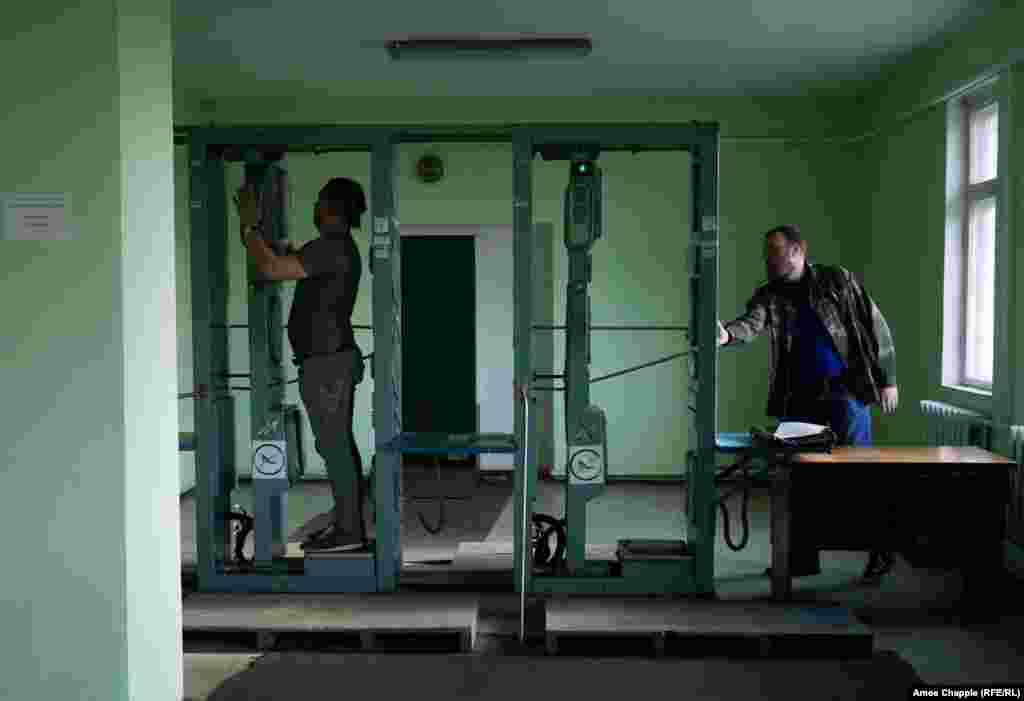 Этого момента страшится каждый посетитель Чернобыля. Проводника Дмитрия Кольчинского (слева) проверяют на наличие радиации, и датчик начинает пищать. Мигающая красная лампочка указывает на загрязнение в области груди. Он снимает значок посетителя, и датчик больше не срабатывает. Дмитрий явно напуган; по дороге домой он звонит жене, чтобы та подготовила чистую одежду. Футболку он собирается выбросить. &quot;Я не хочу ничего подобного рядом с моим ребенком&quot;. Яркое напоминанием о том, что несмотря на оптимизм таких людей, как Василий, и тридцать с лишним лет, прошедшие с момента аварии, Чернобыль по-прежнему остается отравленной землей
