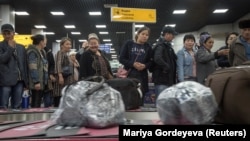 Пассажиры в аэропорту Алматы