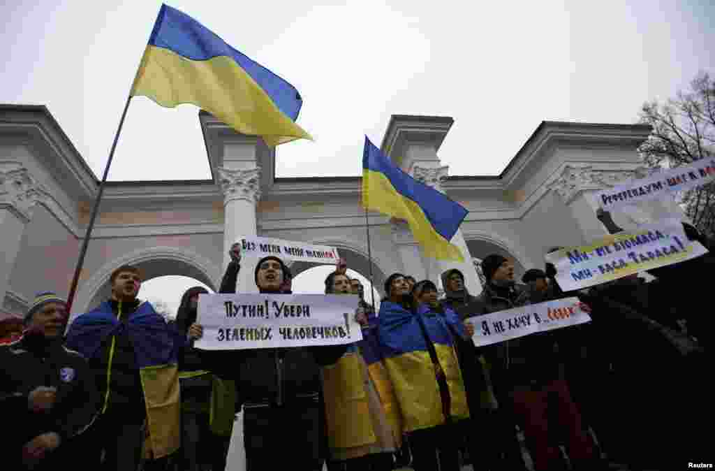 Проукраинские демонстранты на акции протеста против российской агрессии у памятника Шевченко в Симферополе, 10 марта
