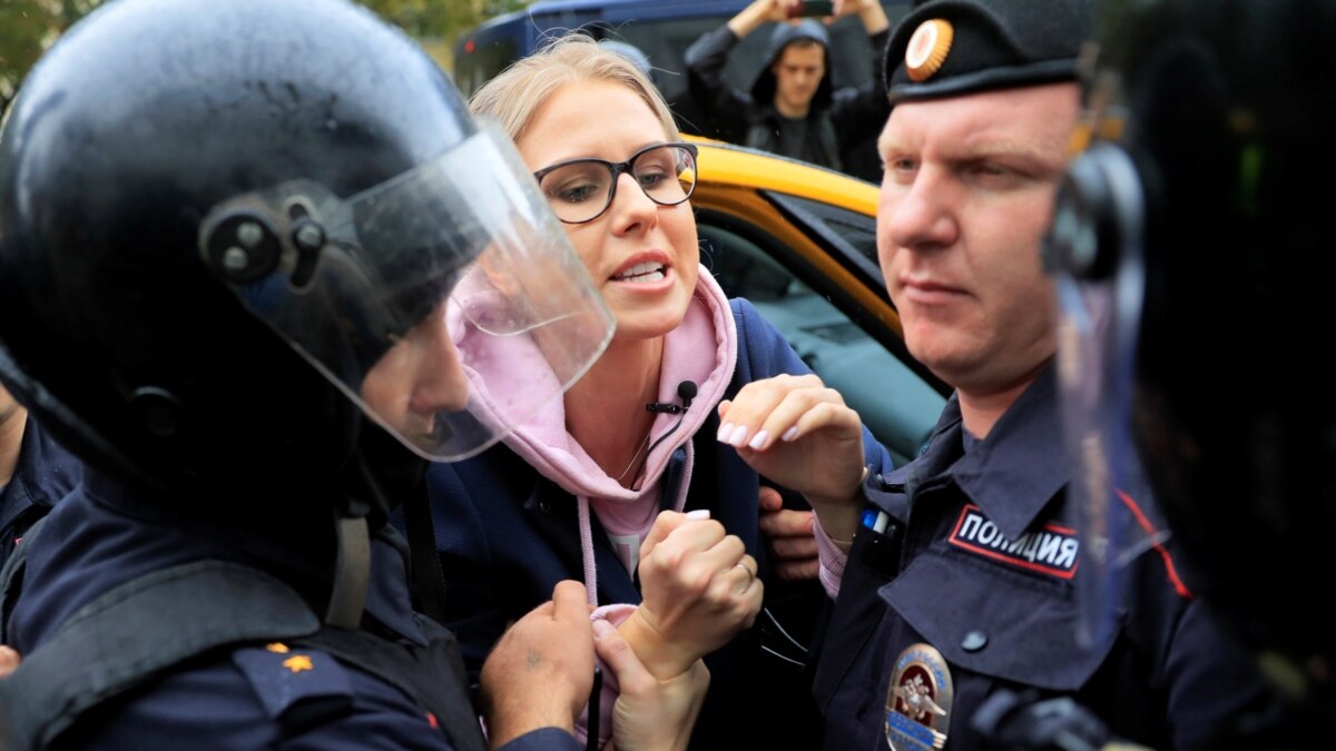 Силовики на несколько часов заблокировали Любовь Соболь в ее штабе вместе с  журналистами Настоящего Времени