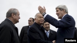 Президент Узбекистана Ислам Каримов встречает Джона Керри в Самарканде