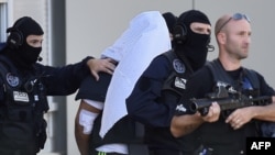 Французская полиция сопровождает Яссина Сали, обвиняемого в убийстве босса