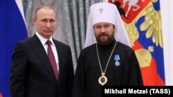 Митрополит Иллиарион с Владимиром Путиным во время вручения государственных наград в Кремле