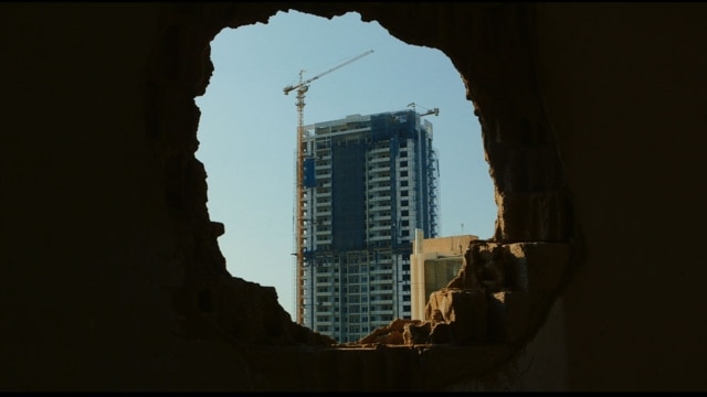 Programme: История сирийских строителей, восстанавливающих Бейрут после гражданской войны в то время, как их собственные дома подвергаются ежедневным бомбардировкам. "Вкус цемента". Режиссер: Зиад Калтум. Ливан-Германия-Сирия-Катар-Объединенные Арабские Эмираты, 2017