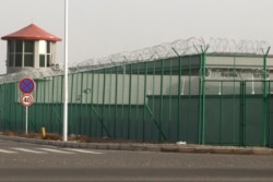 Огороженная высоким забором территория одного из "лагерей" в Синьцзяне. Декабрь 2018 года