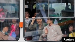 Жители Пхеньяна, Северная Корея, в трамвае, 4 мая 2016