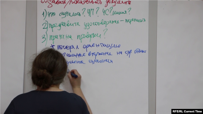 На занятии в Школе мигранта