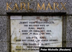 Разбитая табличка на надгробном памятнике Марксу после нападения. 5 февраля, 2019