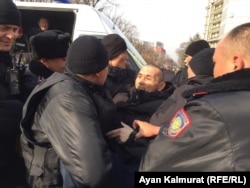 Полиция задерживает людей, пришедших на "митинг ДВК" в Алматы. 22 февраля 2019 года
